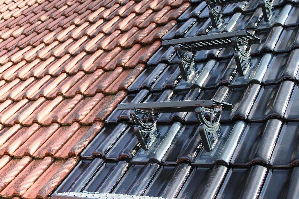 Fachgerecht saniertes Ziegeldach von SG Solar